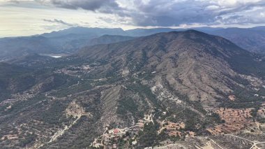 Görkemli Yuvarlak Dağ 'ın Havadan Görünümü, Geniş Yamaçlar Nüfuslu Vadilere İniyor, Dramatik Bulut Örnekleri