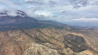 Gökyüzü Puslu Zirvesi Okunmuş Havza, Bulutlu Örtülü Tepeler ve Erotik Platform Oluştur