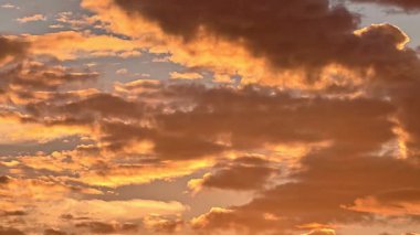 Yoğun Günbatımında Ateşli Turuncu Bulutlar Ağır Cumulus Arka Işığı Altında, Fırtına Avcısı İzliyor
