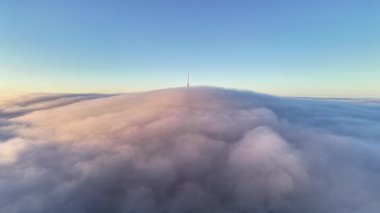 Telekom Kulesi Piercing Yoğun Sis Battaniyesi Şafak vakti tepede, İnsansız Hava Aracı Uzmanı Çerçeveleme İzole Zirvesi, Misty