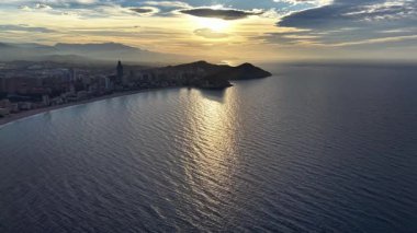 Alacakaranlık Sükunet Koyu 'nun karşısında, Uzun Altın Yansıması, Gölgede Kıyı Ufku, Uzak Tepeler