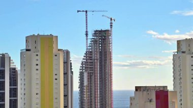 Kıyı Ufku Yükselen Kuleleri, Okyanus Üzerinde Güneşli Gün Işığı, Renkli Apartman Blokları Kümesi