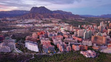 Renkli Şehir Bloklarının Üzerinde Havadan Alacakaranlık Dağı Pastel Gökyüzü, Virajlı Yollar, Parkland