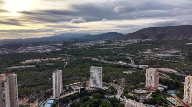 Çevresel Gözlem ve Tarım Değerlendirmesi için Geniş Havadan Bakış Vadisi ve Dağ Tepeleri,