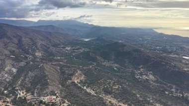 Hava Sahil Dağı Panoraması Yeşil Vadileri ve Uzak Sahil Kıyısı Turizm İHA 'sını Gösteriyor