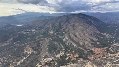 Görkemli Yuvarlak Dağ 'ın Havadan Görünümü, Geniş Yamaçlar Nüfuslu Vadilere İniyor, Dramatik Bulut Örnekleri