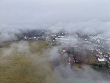 Görünür çatıları ve kıvrımlı şeritleri, yoğun binaları olan Uçan Sis Kasabası