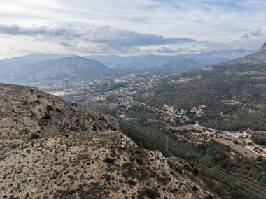 Vadi Mozaiği Viraj Yolu 'nu ve Yamalı tarım arazisi ve etekleriyle yerleşim yerlerini gösteriyor.