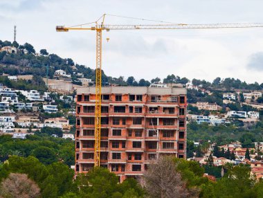 Tamamlanmamış Apartman Bloğu, Panoramik Tepe Arkaplanı, Yükselen Beton Döşemeler