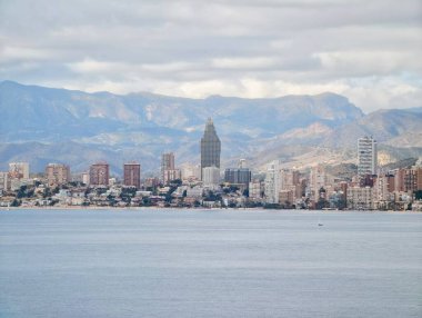 Yükselen Gökdelen ve Rıhtımlı Huzur Koyu Dağ Sırtı 'na Karşı Yükselen Şirket Silueti,