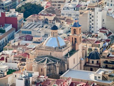 Tiled Terasları, Dar Caddeleri ve Yoğun Akdeniz Çatıları Üzerinde Hava Görüntüsü Tarihi Katedral Kubbesi
