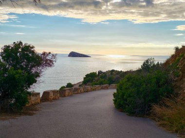 Sarmal Sahil Yolu Gündoğumu Adası 'na doğru, Taş Muhafız Duvarı ve Yoğun Çalılıklar Kıvrımlı Görüş Alanı, Sıcak