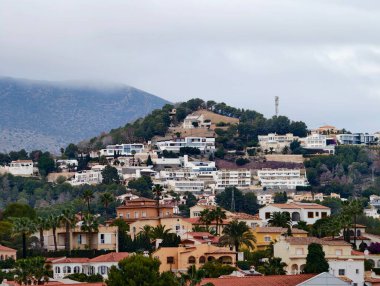 Terracotta çatıları olan Akdeniz Hillside Town, Beyaz Stucco Evleri 'nin yoğun kümesi, Palmiye ağaçları ve