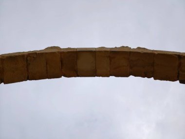 Yıpranmış Taş Kemerleri, Blok Eklemleri ve Sert Havan Harcı 'nın Altında Dar Perspektif Vurgusu