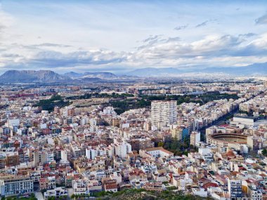 Dağlara Karşı Geniş Kentsel Konut Blokları, Çeşit Çeşit Çatı Çizgileri olan Yoğun Daire Kümeleri,