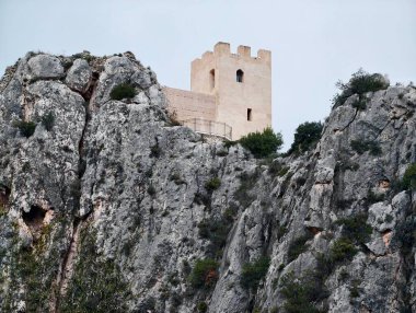 Rugged Ridge 'in arkasında beyaz yükselmeye devam ediyor, yenilenmiş kule ve korunmuş siluet, serin kale karışımı