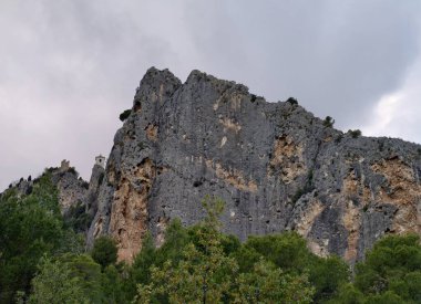 Gökyüzü Altında Çam Ormanının Üzerinde Yükselen Kireç Taşı Gökyüzü, Dokulu Yüzlü Dikey Massif