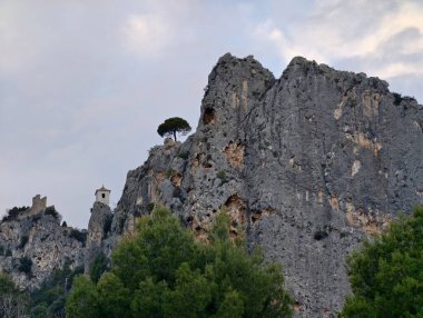 Panoramik Rocky Sırtı Şapel Öngörüsüyle, Çam Ağaçları Çamlık kireçtaşı yüzler ve Geniş Bulutlu