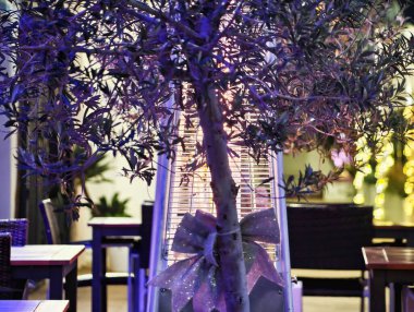 Kapalı Salon Neon Işıklı Ağaç Masası Özel Bistro koltuklar, Sıcak Bokeh Işıkları ve Cam