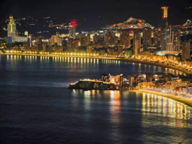 Kıvrımlı kıyı şeridi boyunca parlayan Liman Işıkları, İskele ve Marina Yansımaları Sakin Su 'da, Burun' da