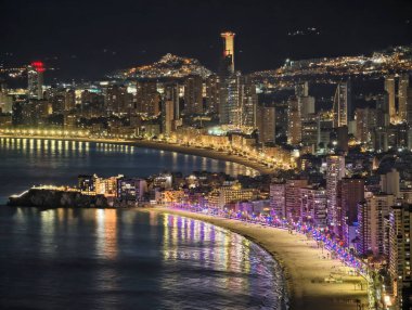 Neon Işıkları Altında Şehir Sahil Hattı Renkli Işıklar ve Canlı Çevresiyle Parlak Metropolis Sahili