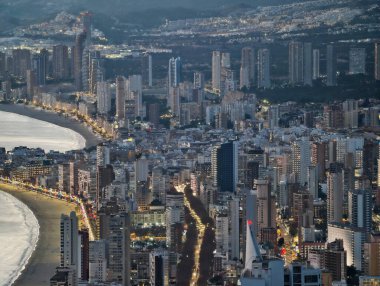 Gündüz vakti yoğun konut kuleleri, balkonlar ve desenli dış cepheleriyle Sunlit Sahil Ufku
