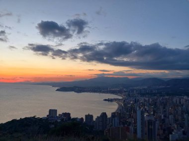 Twilight City Eğri Kıyı şeridi boyunca uzanan, Katmanlı Binalar Sığınak Koyu 'na inen, Yumuşak Pastel Gökyüzü