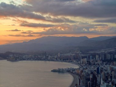 Sakin Sahilde Sakin Şafak, Huzurlu Suyla Yumuşak Sabah Sahnesi ve Uzak Dağ Ufku