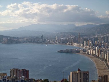 Dağlı canlı sahil manzarası, yemyeşil yolları ve yemyeşil körfez manzarası.