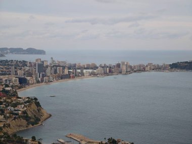 Hafif Kıyı Sahnesi Dağ Hazları, Huzurlu kıyı şeridi Yüksek Kayalar ve Sisli Dağlar