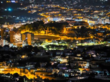 Gece Tepesi Kalesi Parlayan Sokaklar ve Tarihi Duvarlar ve Sıcak Çatı Işıklarıyla Şehrin Üzerinde Aydınlandı
