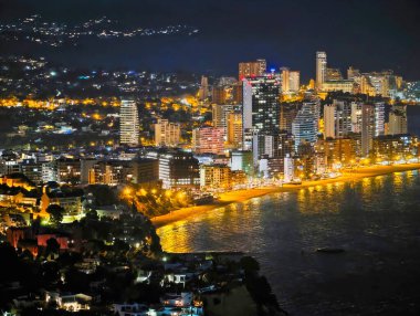 Canlı sahil Bulvarı Işıklar ve otellerle dolu, Neon levhalarla dolu, okyanus manzaralı,