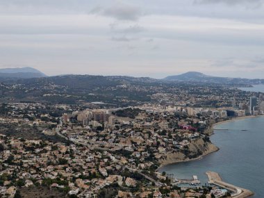 Kıyı boyunca uzanan deniz kenarı kasabası, yoğun çatılar, Bay ve Beachfront, Marina ve Pier, Panoramik