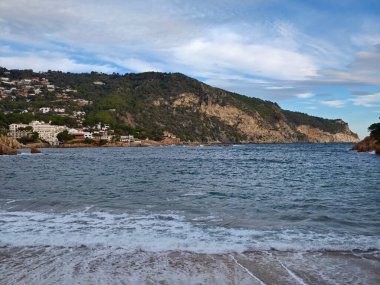 Geniş Körfez 'de, dalgalı dalgalar ve uzak burunlu tekne kaptanı, güvenli geçiş, geniş gökyüzü...
