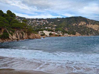 Rocky Kayalıkları ile Serene Körfezi, Rocky oluşumları ile çevrili sakin plaj ve uzak yerleşim