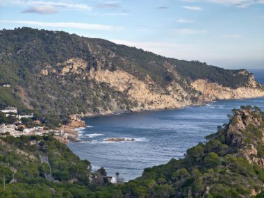 Yıkıcı Koyu ve Kümelenmiş Evleri olan Hillside Panoraması, Kıyı Geliştirme Haritası Haritası