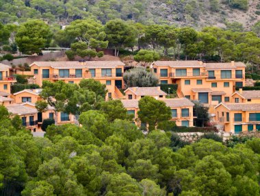 Akdeniz Hillside Köyü Terracotta çatıları, Çam ve Kiremit 'in arasına kurulmuş, Sunlit Stone cepheleri,