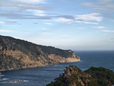 Uzak Burunlar Açık Deniz Altında Buluşma, Sahil Yolu Belirleyen Solo Denizci, Katmanlı Uçurumlar