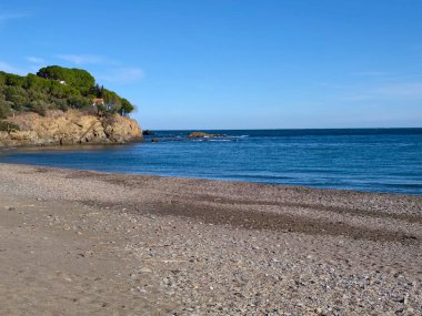 Çam Tepeli Kayalıklı Tenha Koyun, Turkuaz Su Kaplama, Ağaçların Arasında Gizli Küçük Beyaz Saray, Huzurlu