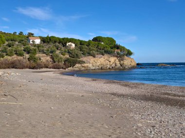 Cliffside Village with White Cottages and Pine, Rocky Promontory, Calm Blue Water, Sunlit Yamaçları, Walking