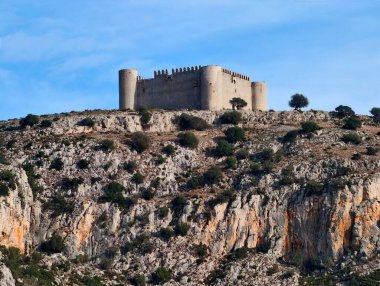 Bereketli Mavi Gök 'e Karşı Tek Silindirik Gözetleme Kulesi Sıkışık Kale