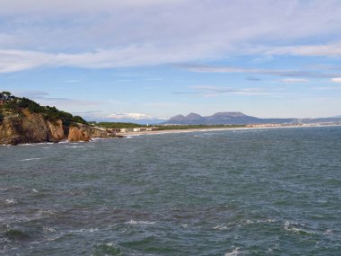 Sakin Denizi ve Uzak Kayalıkları olan Burun Körfezi, Yumuşak Gökyüzü olan Panoramik Kısaltma, Yumuşak Sörf