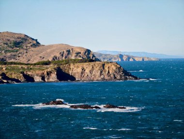 Derin Mavi Su, dramatik tecrit direnç ve Vahşi Kıyı Taşımacılığı ile çevrili yalnız Rocky Outspringleri.