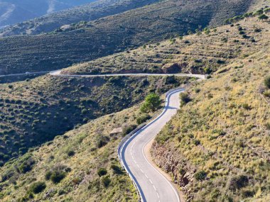 Sarmal Yol 'un Havadan Görünümü Sunlit Tepeleri' nden Keserek Geçiş, Asfalt Kurdelesi Dik Yamaçlar boyunca Viraj, Kısaltma