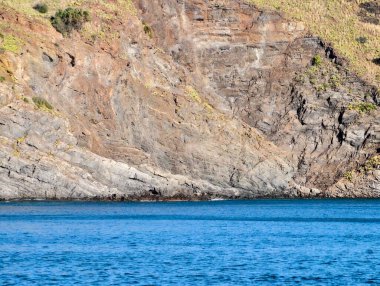 Gök suyunun üzerinde açıkta kalan kaya Strata, Katmanlı oluşuma ve mineral bantlara yakın odaklanma, Sakin Körfez Kıyısı