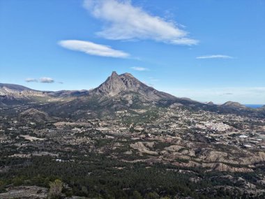 Uzak tepe ve sürüklenen bulutlar ile Sunlit Vadisi 'ne bakan geniş dağ sırtı insansız hava aracı araştırması için ideal.