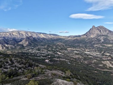 Süpüren Bulutların Altında Uzak Engebeli Zirveye Giden Açık Tepe Yolu, İzleme Koşucusu İçin Dinamik Sahne