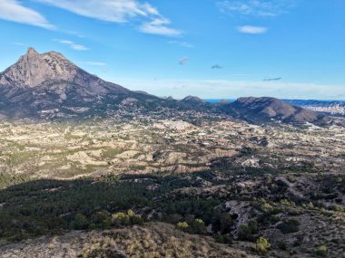 Hava Vadisi Uzak Deniz manzaralı, Sahil Ufkuna giden katmanlı yamaçlar, Dağılmış Evler ve Gelişmiş Evler