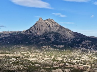 Patchwork Fields ile güneşli yamaçlar ve küçük ev kümeleri, desenli arazide sıcak tonlamalar, temiz gökyüzü