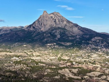 Egemen Rocky Zirvesi Vadi zemininde Yükseliyor, Dik Yüzler ve Dokulu Uçurumlar Altında Dağılmış Yerler,